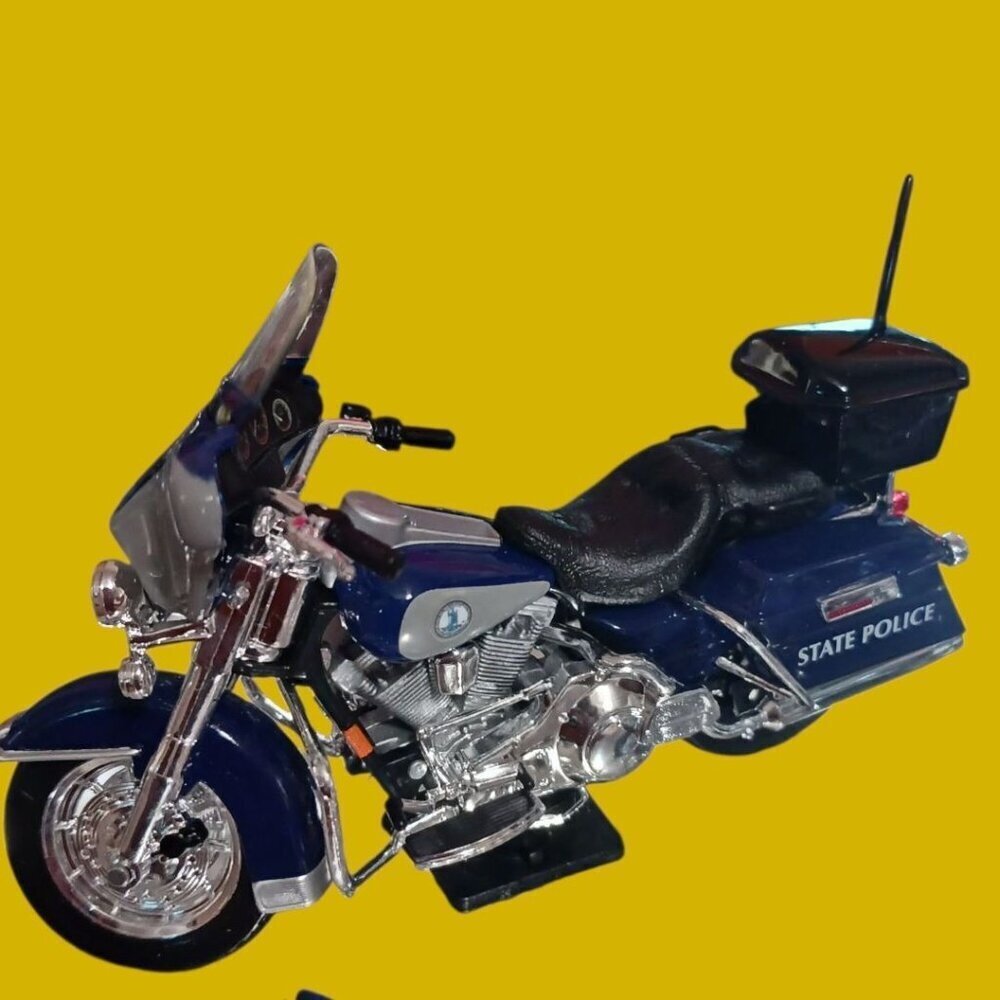 Harley-Davidson Collector Edition 1:18 Scale Police Motorcycles Maisto Series 3 - Picture 11 of 12